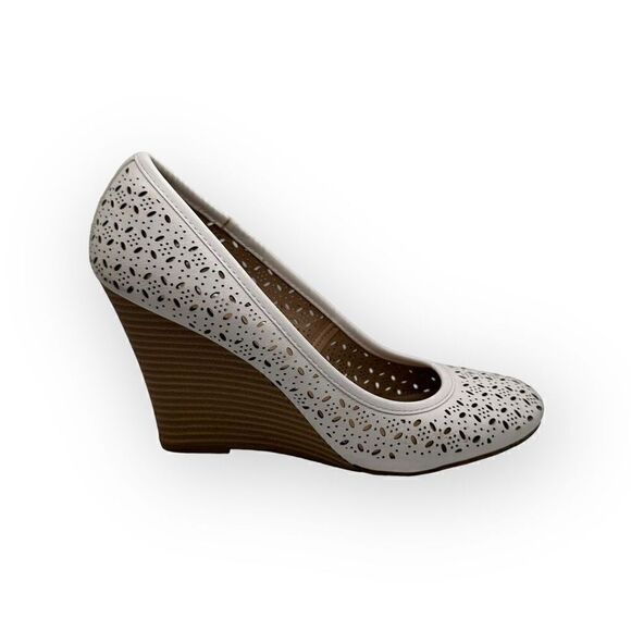 Fergalicious Tiny Love cut out white wedges women’s size 9.5 - Picture 3 of 11